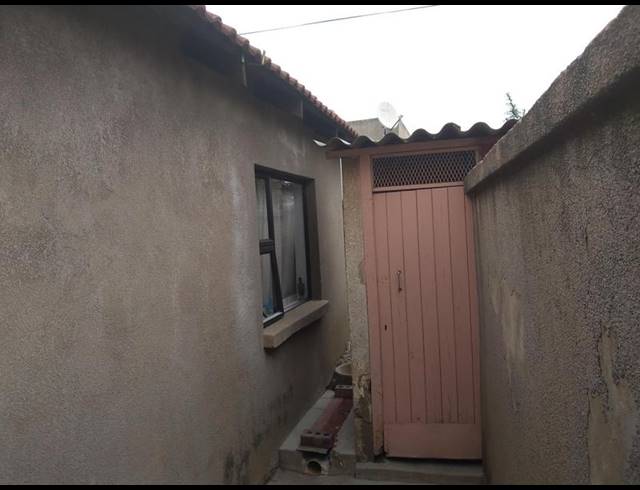 2 BEDROOM HOUSE FOR SALE IN MEADOWLANDS ZONE 1